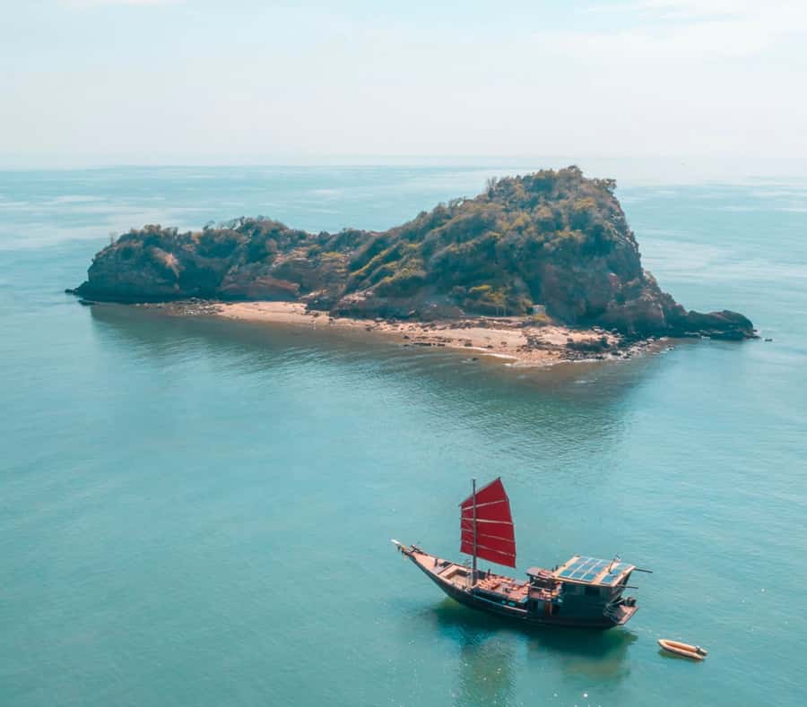 Hua Hin: Full-Day Trip to Sam Roi Yot by Sail Boat - Koh Ram and the monkey-island moment