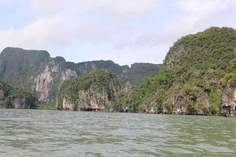 Khaolak: Phang Nga Bay, Tapu Island, and Panyi Village Tour - Panyi Village Over the Water: Culture, Souvenirs, and Mixed Feelings