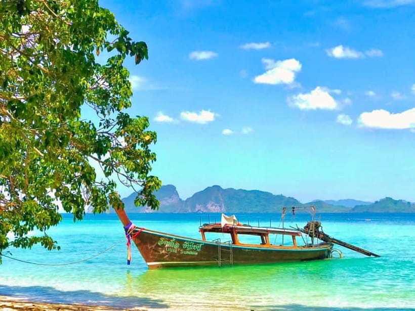 Ko Lanta: 4 Islands Snorkeling Tour by Longtail Boat - Koh Ngai: Beach lunch, fruits, and that post-snorkel slow mode