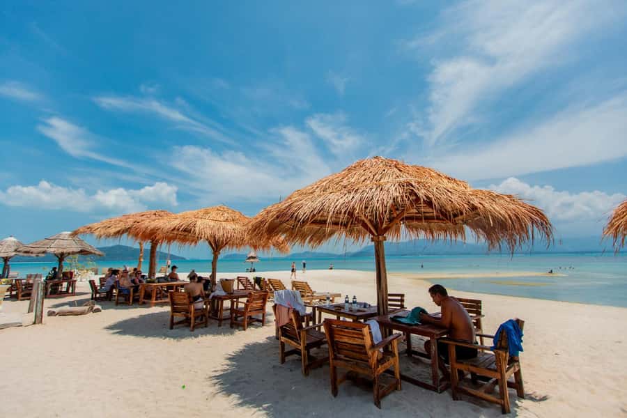 Koh Samui: Pig Island & Koh Tan Speedboat Tour with Lunch - The island lunch: Thai meal plus drinks and snacks