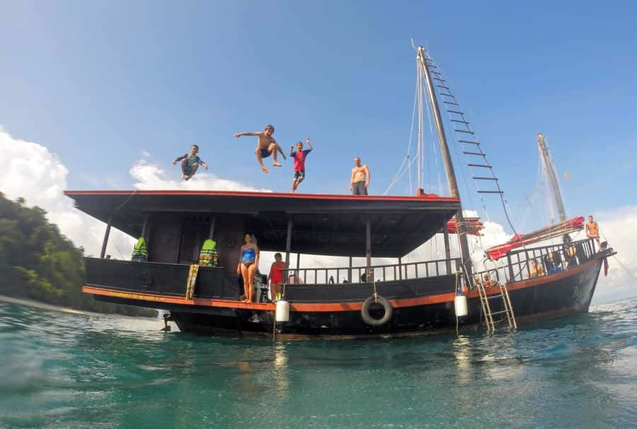 Krabi: 4-Island Sunset Snorkeling Tour & Bioluminescent Swim - Food, drinks, and the crew vibe on a traditional junk