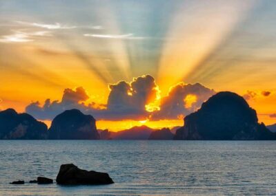 Phi Phi & 4 Islands Sunset tour + Bioluminescent Planktons - What You’ll See at Maya Bay (and the Seasonal Swap to Phi Phi Don)