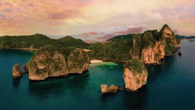 Phuket: Phi Phi Island Sunrise Group Speedboat Tour - Soho Pool Club: the breakfast base camp and safety check