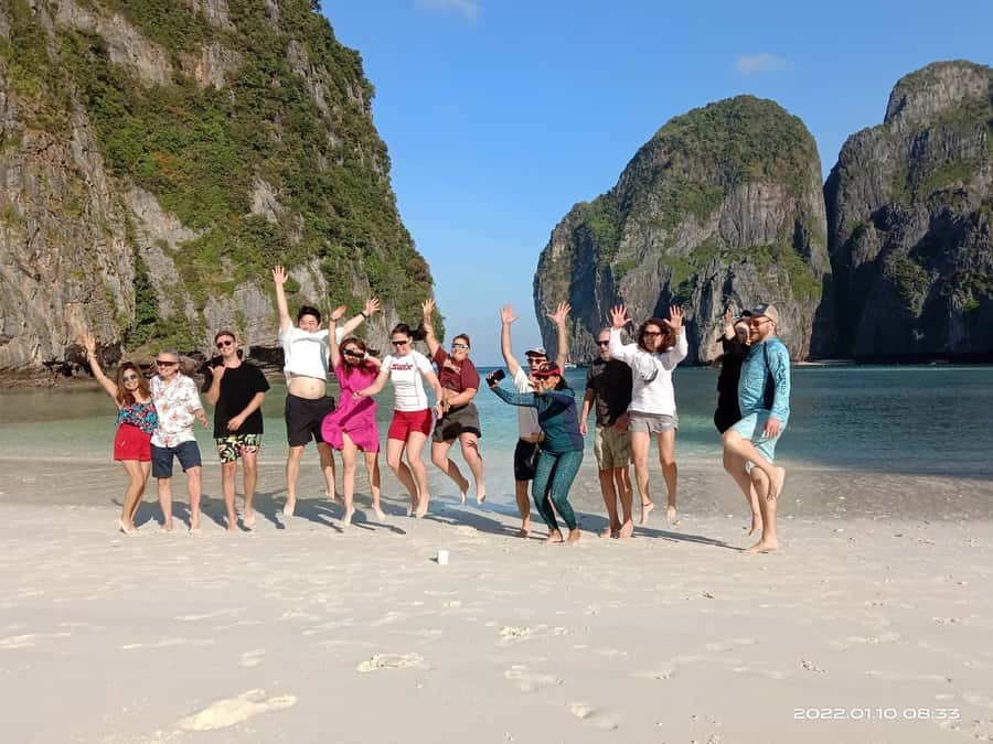 Phuket: Phi Phi Island Sunrise Group Speedboat Tour - Snorkeling around Phi Phi: what you see and how the staff help