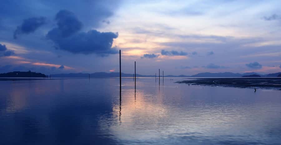 Phuket: Phi Phi Island Sunrise Group Speedboat Tour - Koh Rang Yai: the calmer beach break before the big meal