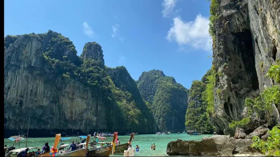 Phuket: Phi Phi, Maya, Khai or Maiton or Bamboo Island Tour - Lunch at Phi Phi Don: buffet that actually works for different diets