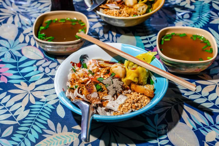 Phuket: Southern Flavours Food Tour with 15+ Tastings - Guides and what makes this tour work on a human level