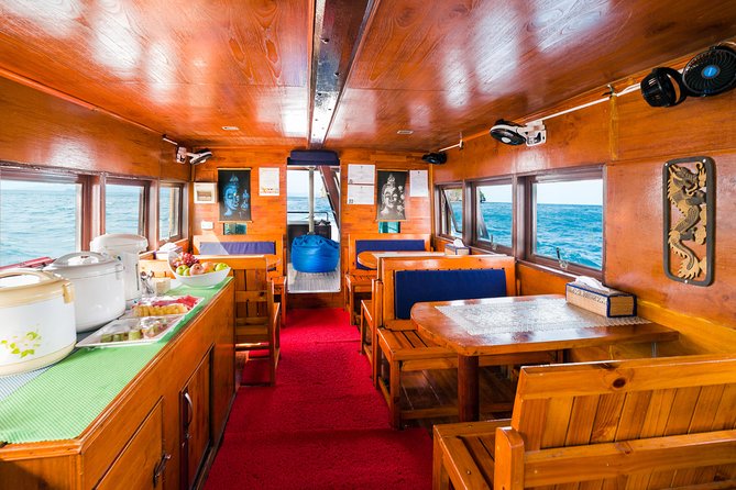 Private Full-Day Blue Dragon Yacht to Angthong National Marine Park - The lunch run: moving buffet energy between limestone islands