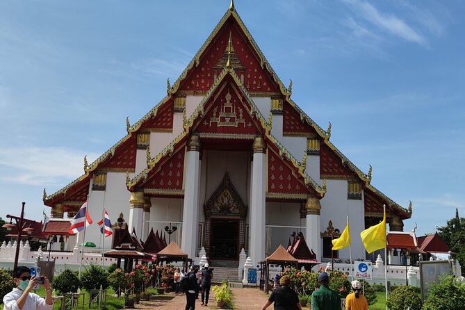 Small Group Tour to Ayutthaya Temples from Bangkok with Lunch - Stop 3: Wat Mahathat and the Buddha Head in the Roots