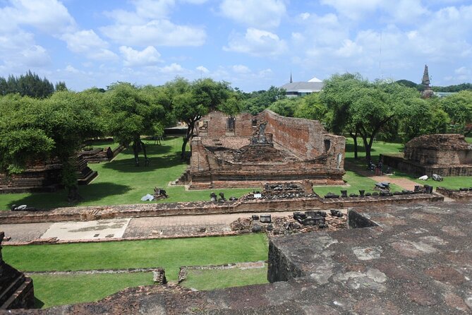 Small Group Tour to Ayutthaya Temples from Bangkok with Lunch - Stop 1: Wat Lokayasutharam and the Reclining Buddha