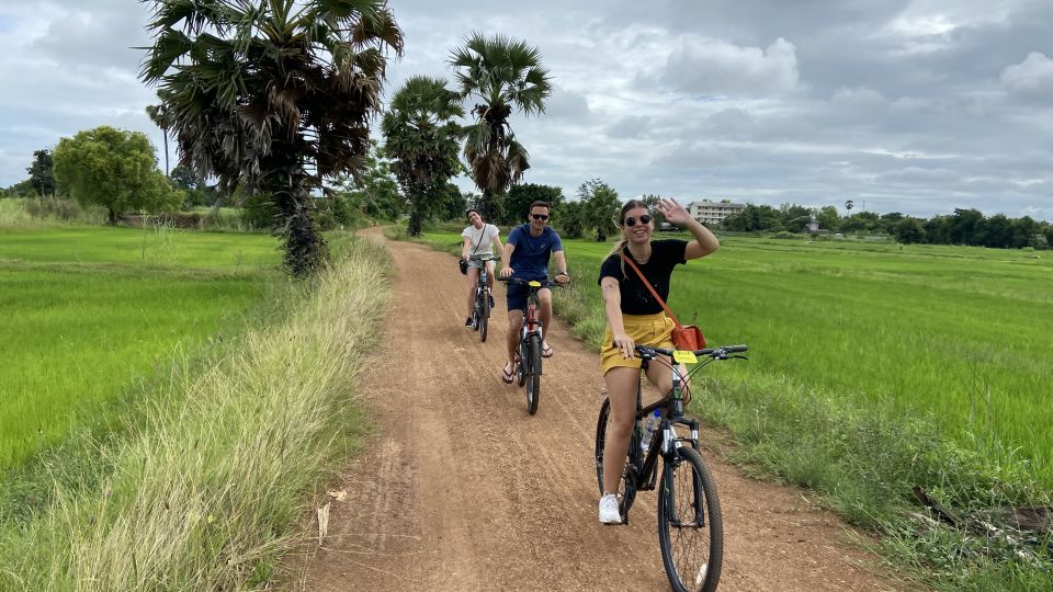 Sukhothai: Historical Park & Countryside Cycling Tour - Rice Paddies and the Kao Laung Mountain Views on Dirt Roads