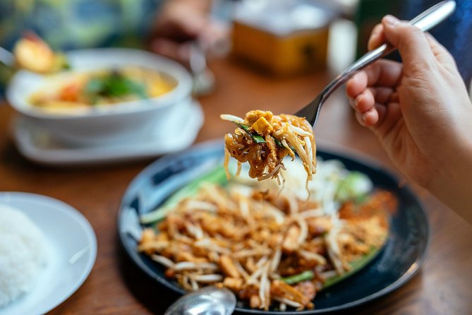 The 10 Tastings of Chiang Mai With Locals: Private Street Food Tour - Stop 1: Wat Chai Si Phum and the First Local Bite