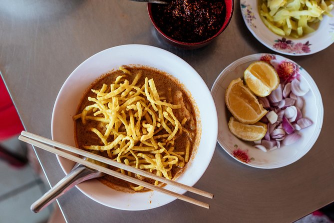 The 10 Tastings of Chiang Mai With Locals: Private Street Food Tour - Stop 4: Wat Mo Kham Tuang and Temple Details You Can Actually See