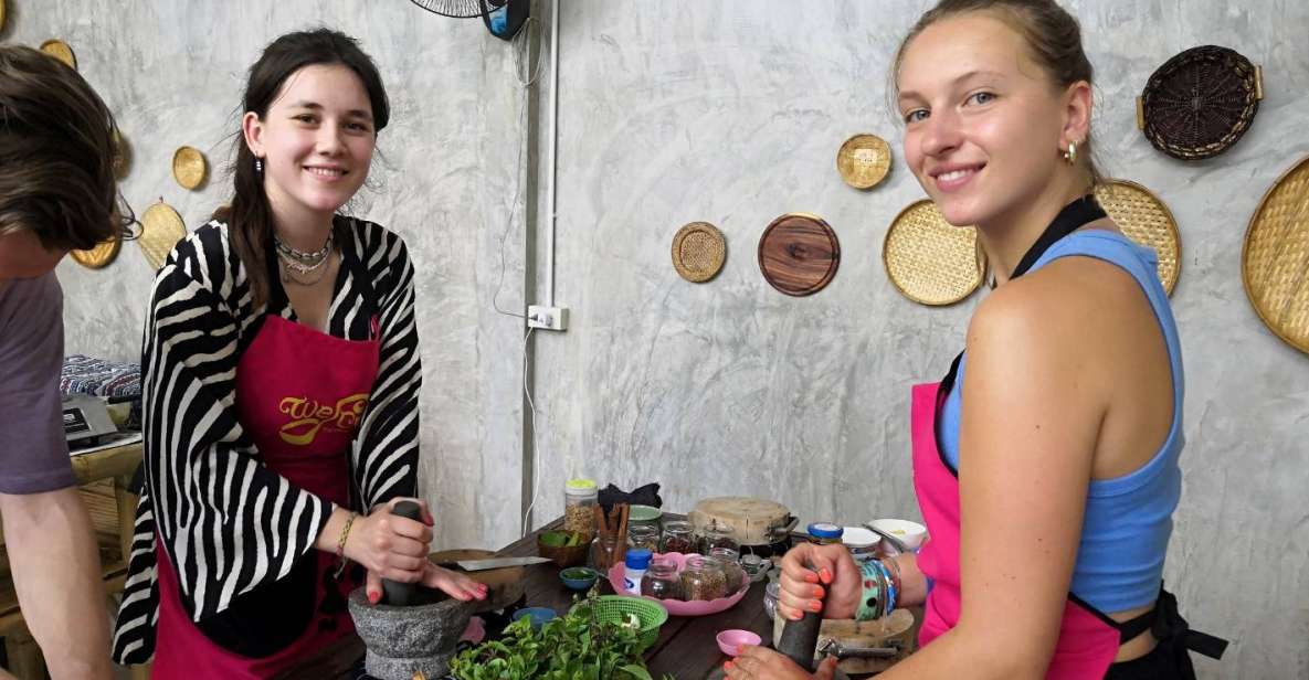 We Cook Thai Home Garden Cooking School - Cooking and eating in a garden setup that actually lets you relax