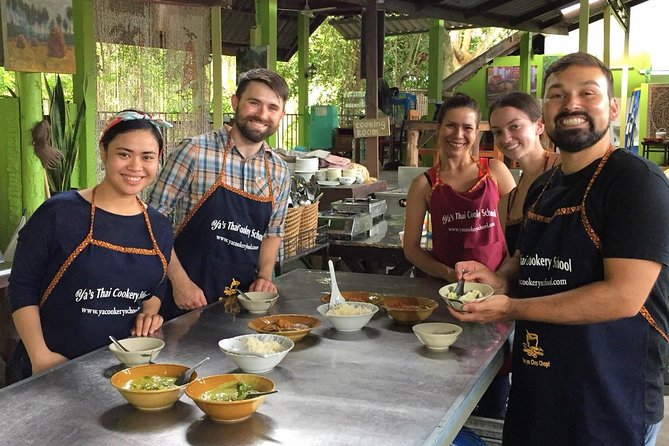 Ya Thai Cookery School Class in Krabi - Curry paste in a stone mortar: the real skill transfer